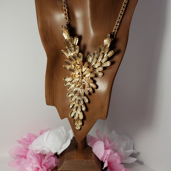 Jewelry - SALE!🌹Statement Necklace